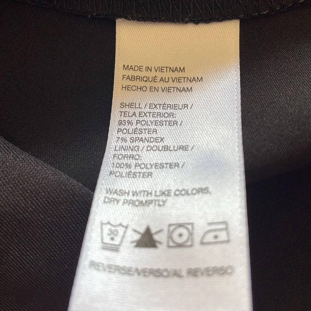 Black Izod sz 4 skort. flares out , light weight  and has built in shorts